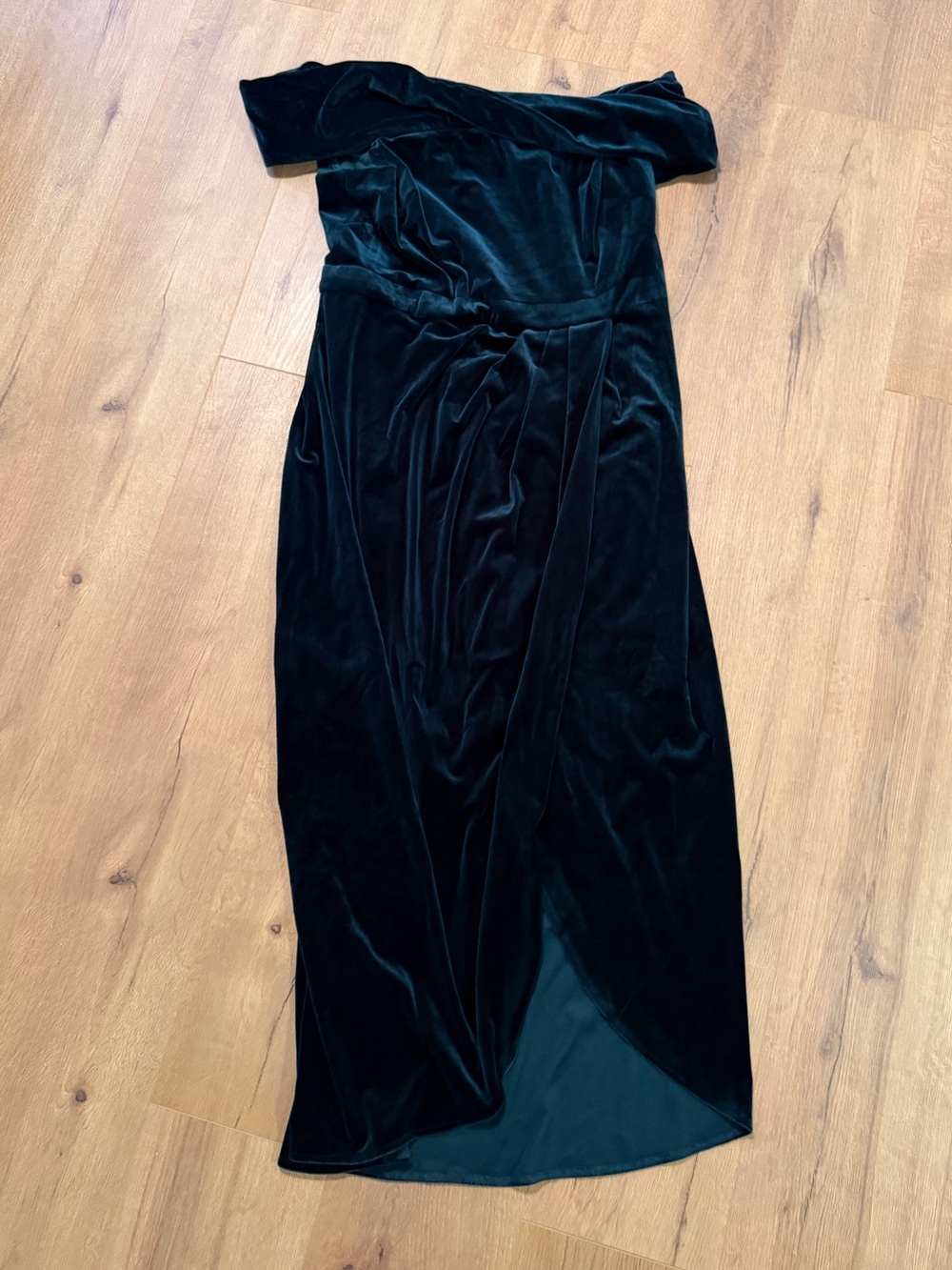 Lulu's Black One-Shoulder Velvet Gown